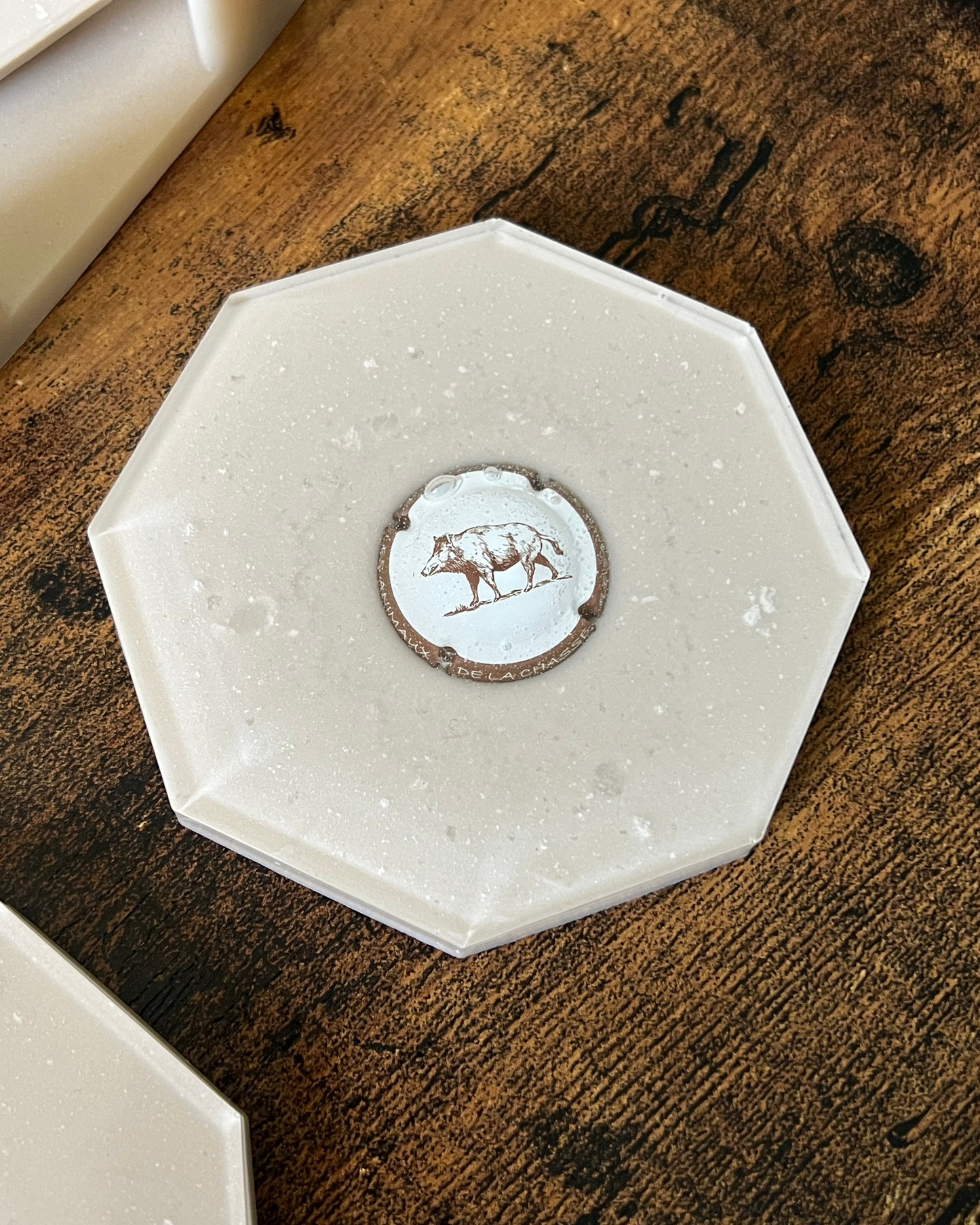 Dessous de verre hexagone beige et capsule de champagne chasse